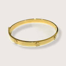 Load image into Gallery viewer, Bangle - Clip Embossed | 18K Yellow Gold
